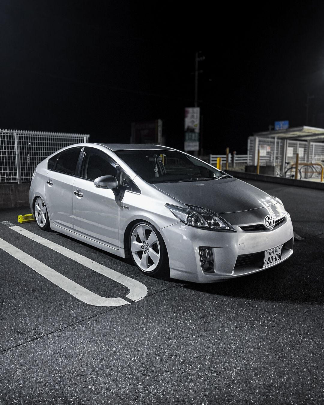 プリウス30系のヘッドライトをLEDに簡単に交換する方法：完全ガイド  